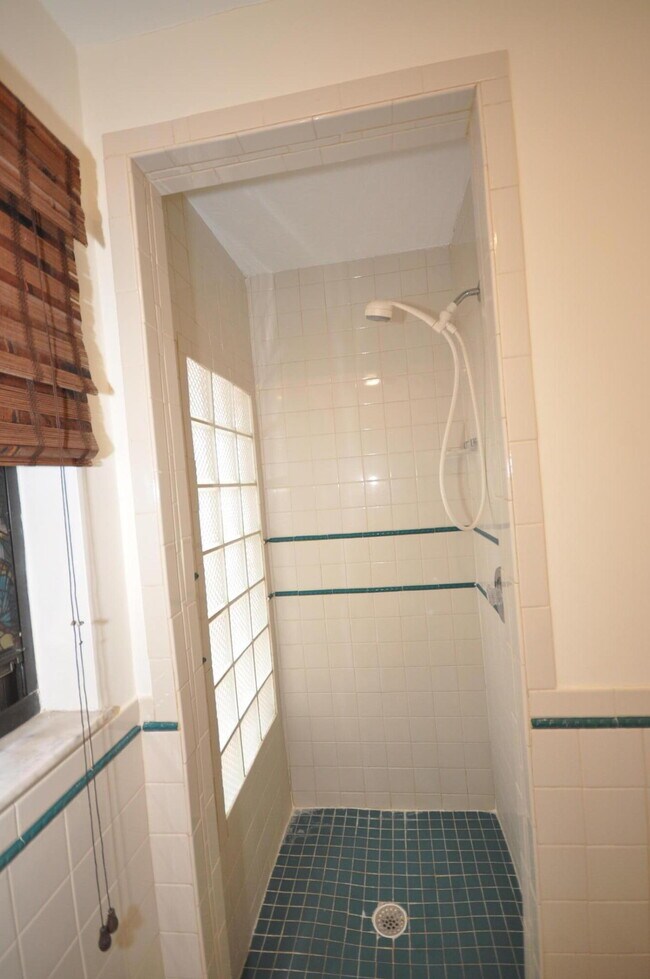 Building Photo - 10 Evergreen Dr