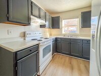 Building Photo - 22 Fox Hill Dr