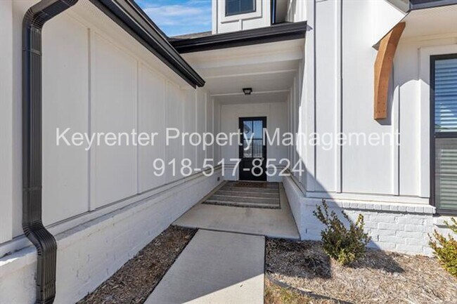 Building Photo - 7104 S Kalanchoe Ave