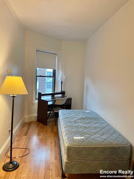 Building Photo - 1061 Beacon St