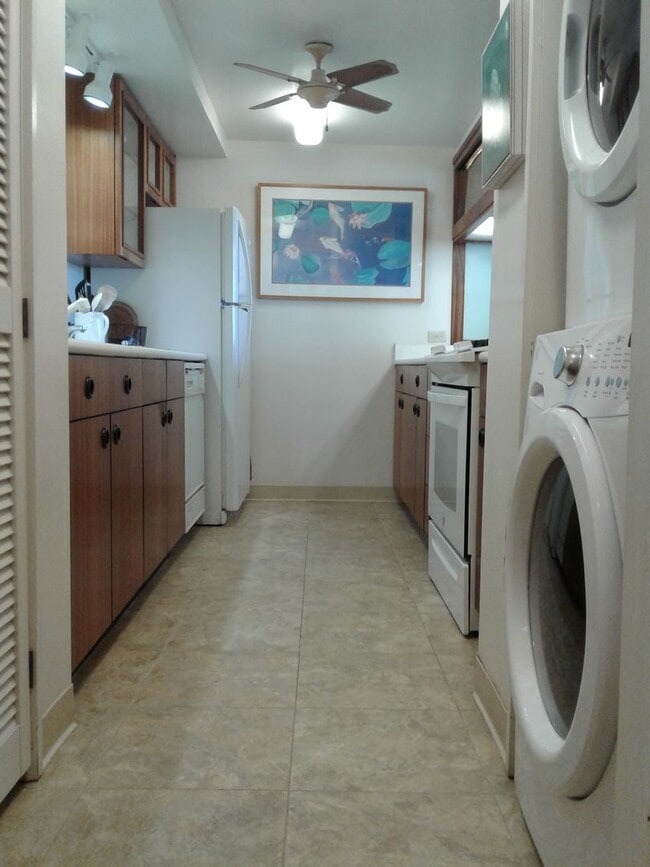 Building Photo - Fully furnished