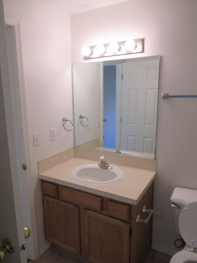 Building Photo - Two Bedroom Duplex in McMinnville