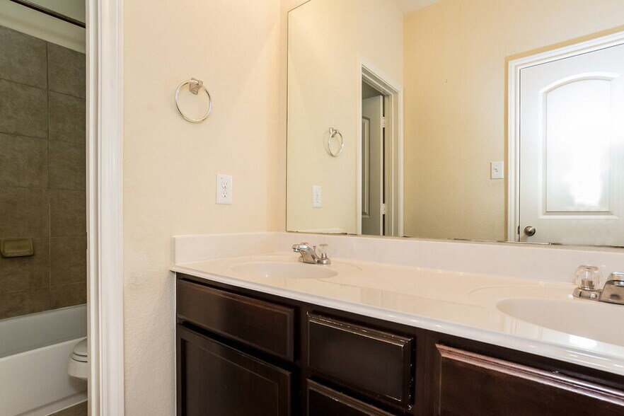 Building Photo - 3014 Rose Trace Dr