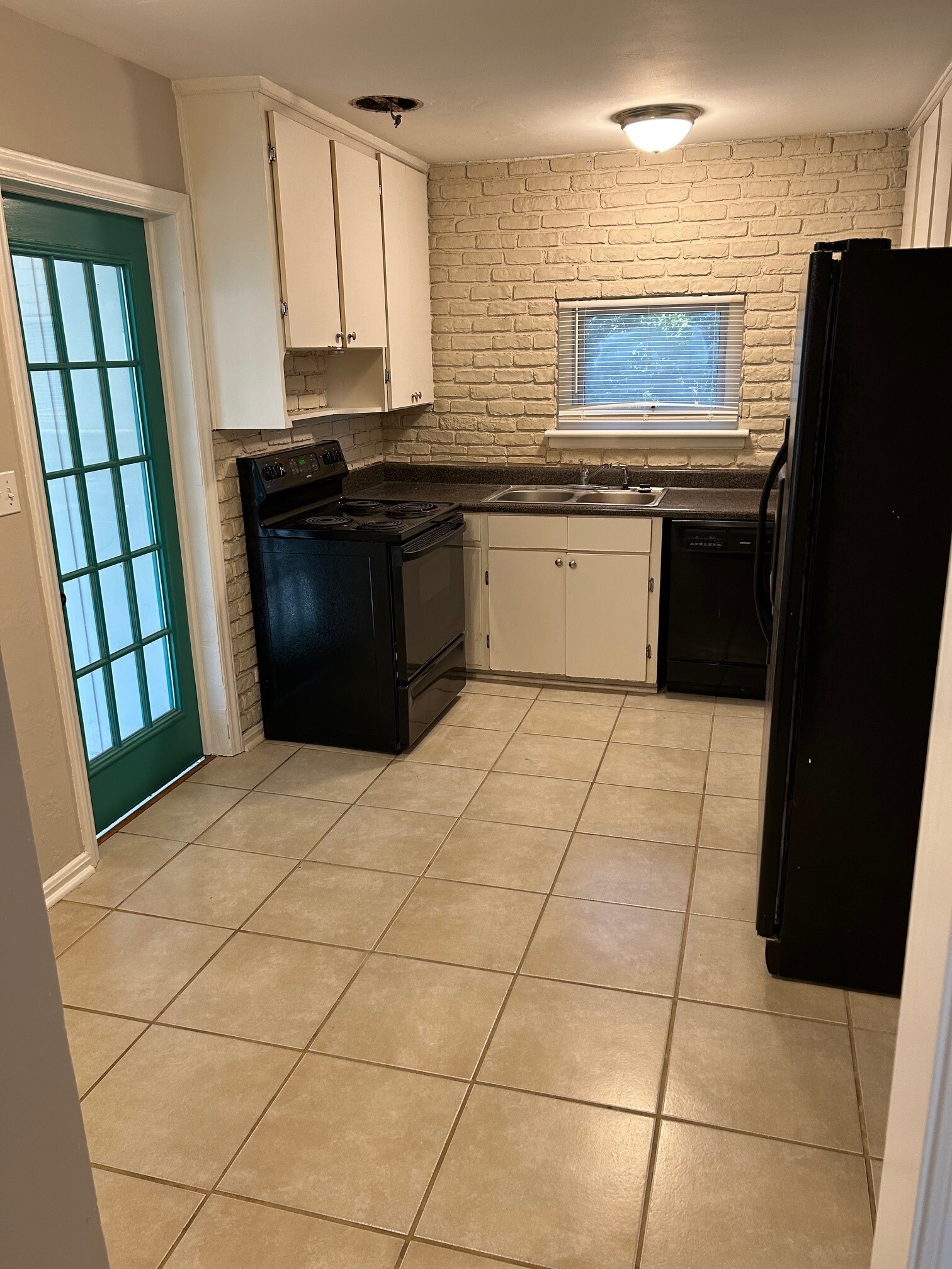 Kitchen - 724 Vanderbrook Rd