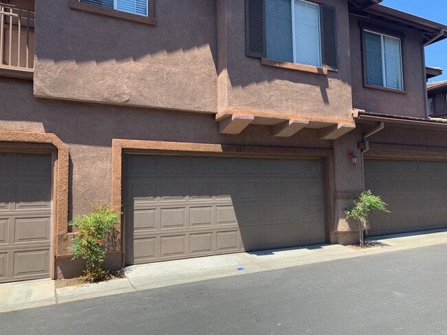 Building Photo - Beautiful Townhouse in Aliso Viejo