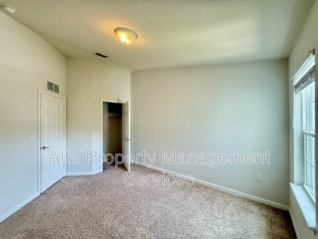 Building Photo - 6812 Roundleaf Dr