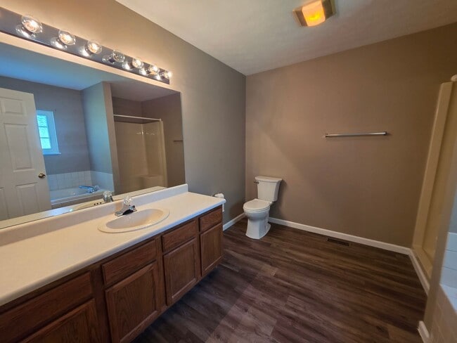 Building Photo - 1012 Willow Creek Cir