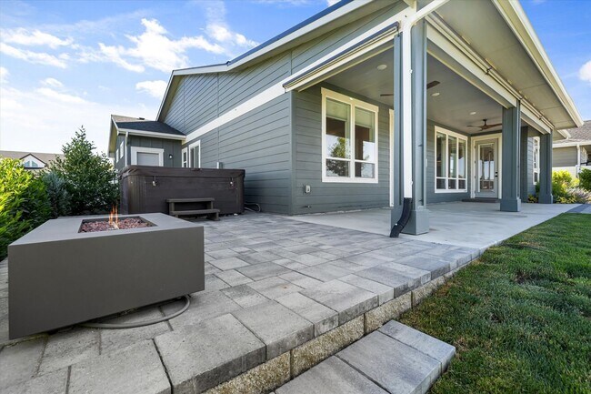 Building Photo - Luxury 4-Bedroom Home for Rent in Dry Cree...