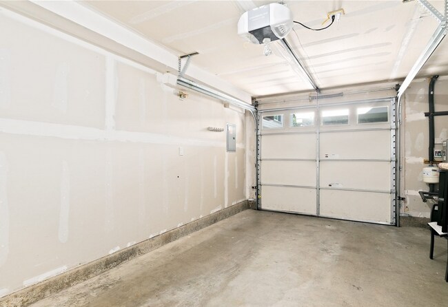 Building Photo - Wonderful 3 bed Townhome w/garage in Northgate! AVAILABLE 10/7/2026!