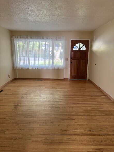 Building Photo - 605 Van Buren Ave