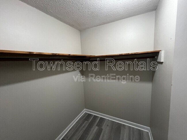 Building Photo - 5853 Century Oaks Dr