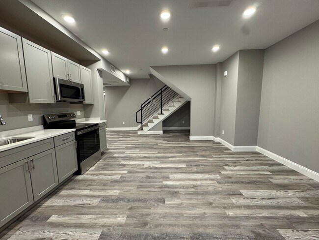 Building Photo - 8 Avon St