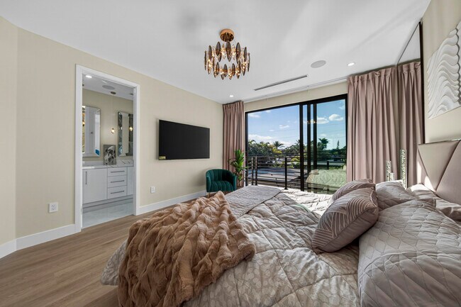 Building Photo - 1121 NE 17th Ave