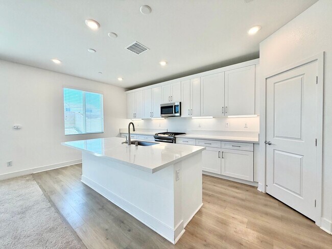 Building Photo - Move-In Ready 5 Bedroom Home with Solar & Large Loft