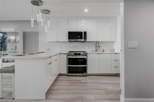 Building Photo - 100 Lincoln Rd