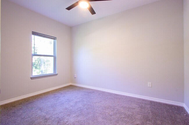 Building Photo - 15629 Holly Dr