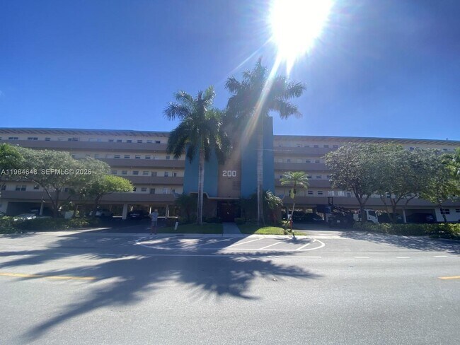 Building Photo - 200 NE 14th Ave