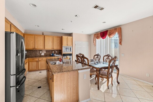 Building Photo - Beautiful 2 Story Home