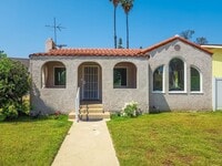 Building Photo - 3 Bed + Bonus Room | New Stainless Applian...