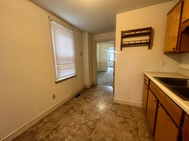 Building Photo - 2-bedroom, 1.5-bathroom home located in th...