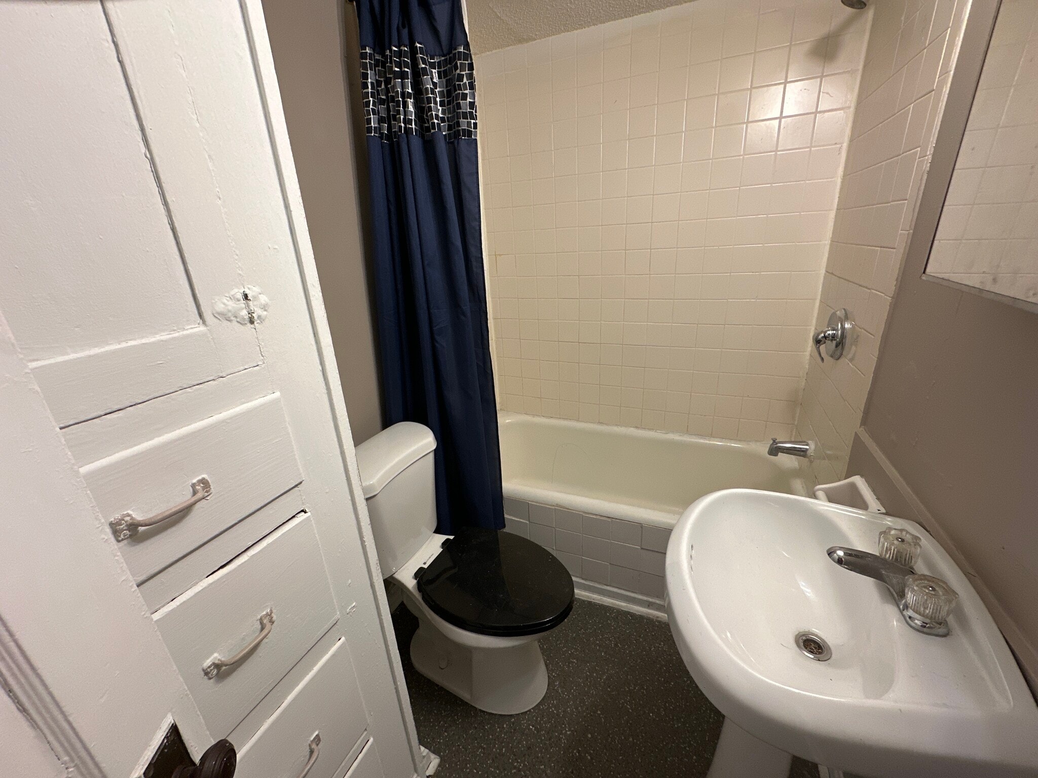 Building Photo - 17 N Roys Ave