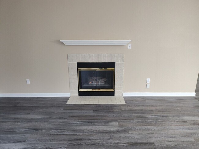 Building Photo - Well Maintained Condo Gated Community