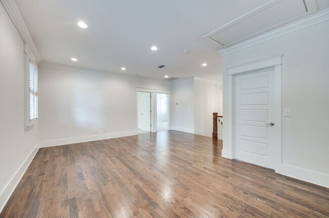 Building Photo - Stunning 4BE/3.5BA home in the heart of Green Hills!