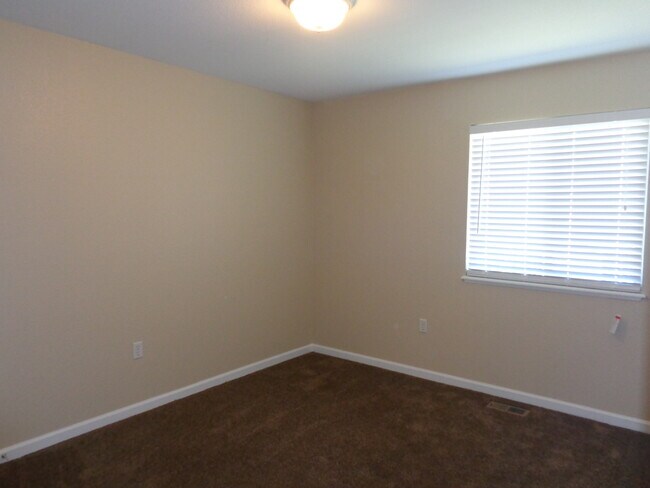 Building Photo - 136 Prairie Falcon Parkway