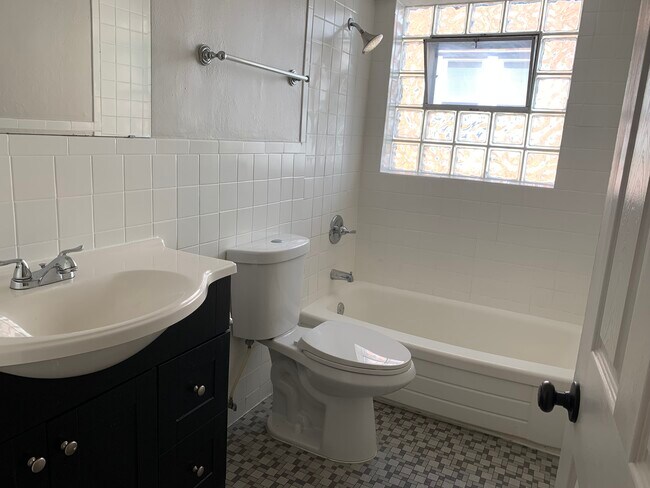 Bathroom - 1112 Moorlands Dr