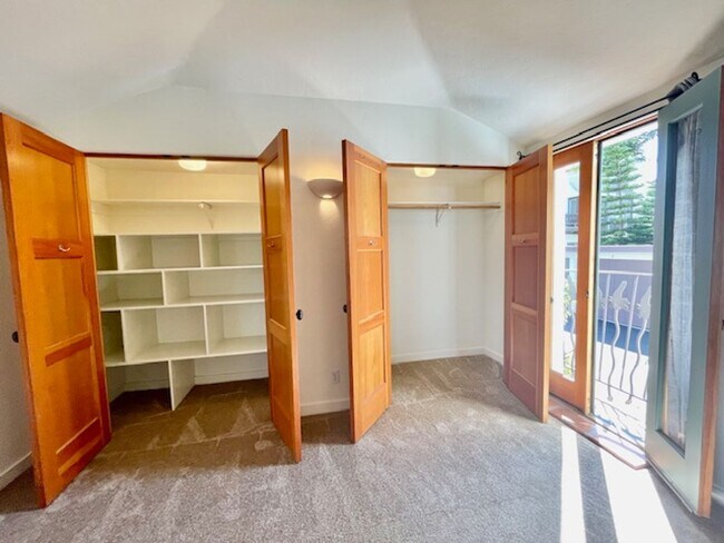 Building Photo - Spanish Style Downtown Townhome