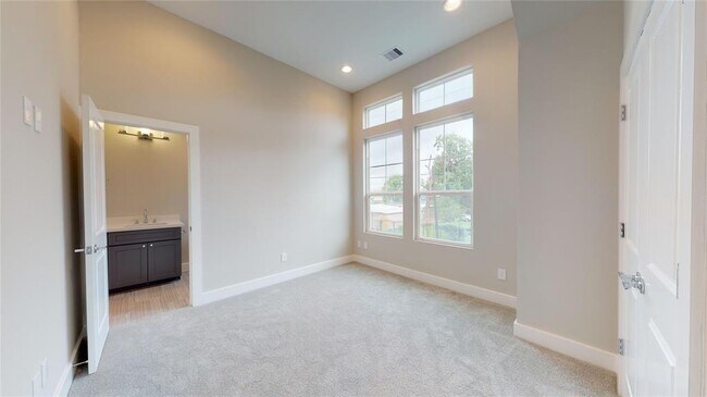 Building Photo - 2413 Chapman St