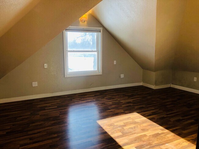 Building Photo - House- NW