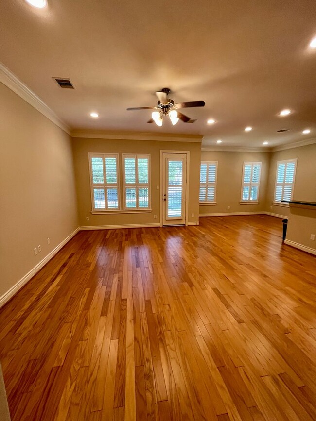 Building Photo - Wonderful 4/3.5 Townhome