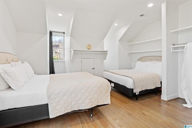 Building Photo - Luxurious 3-Bed Townhouse on Red Mountain