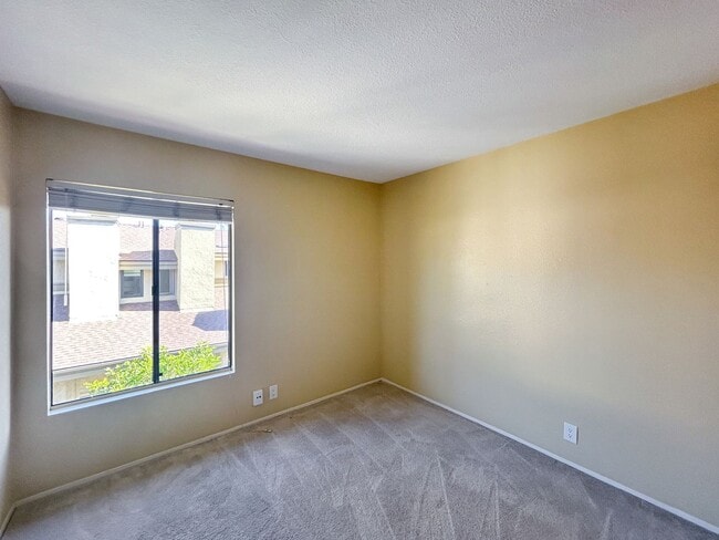 Building Photo - Beautiful 3BD/2.5BA W/ Open Floor Plan and...