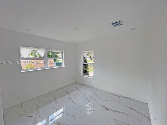 Building Photo - 1606 NW 12th Ct