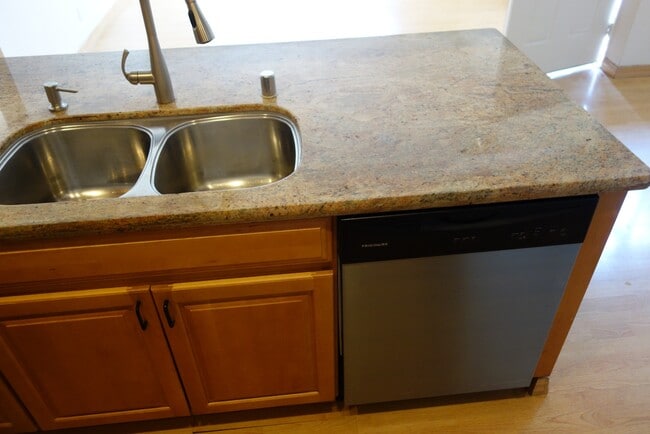 Building Photo - Bright 3-Bed condo with In-Unit Laundry, Pool Access, and Assigned Carport in Fremont