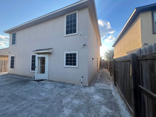 Building Photo - 815 Bartolome Ln