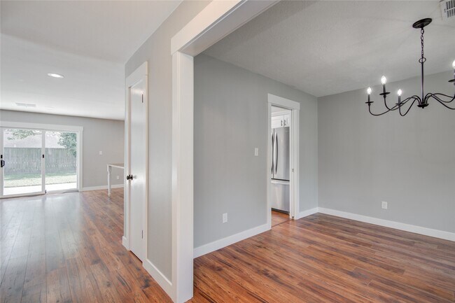 Building Photo - 966 Redway Ln