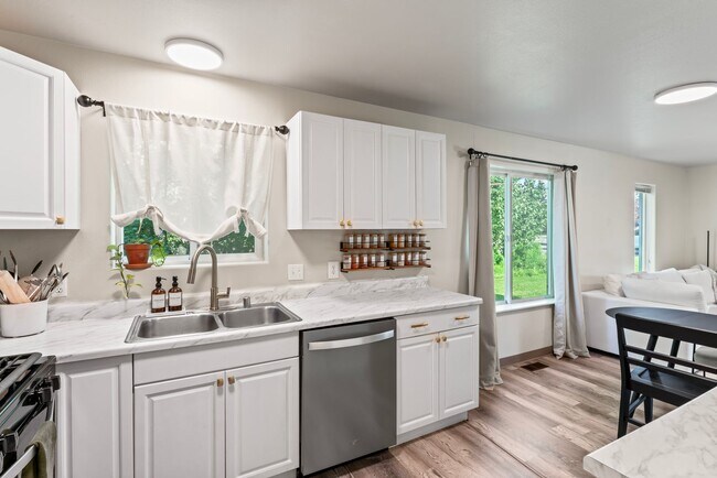 Building Photo - 9101 Lakehurst Dr