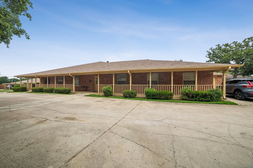 Building Photo - 1604 N Hills Blvd