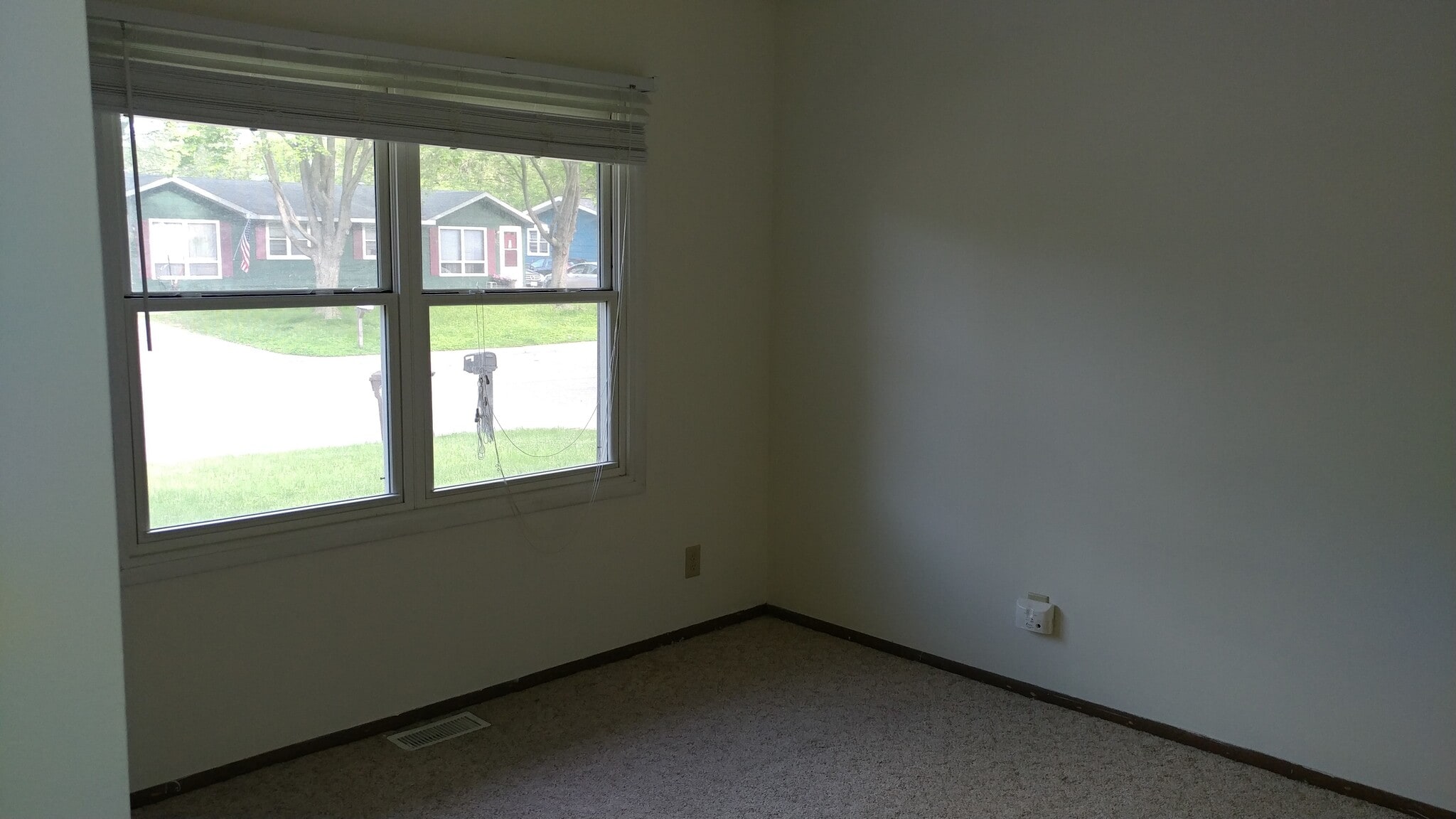 Building Photo - 208 17th Ave N