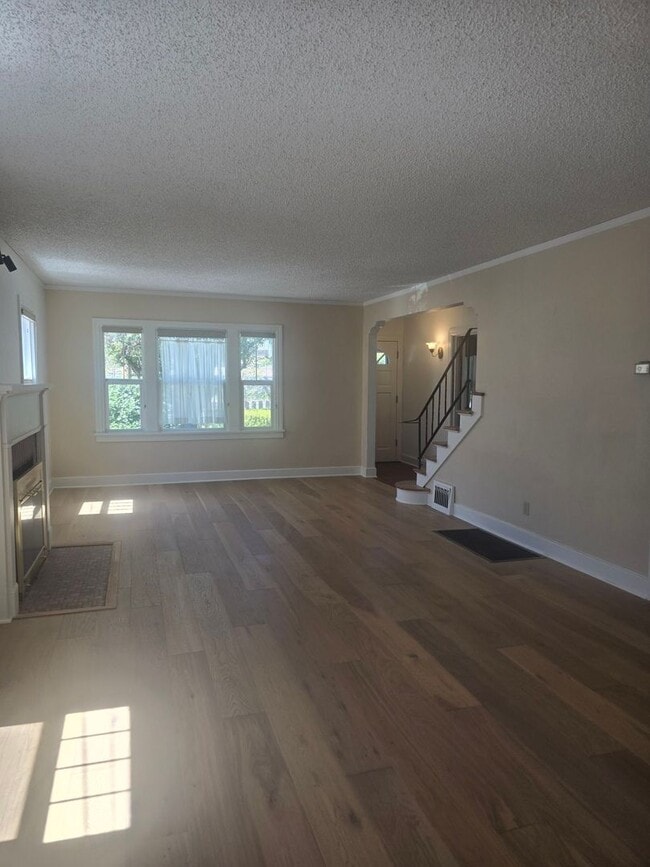 Building Photo - 4 bd 2 ba