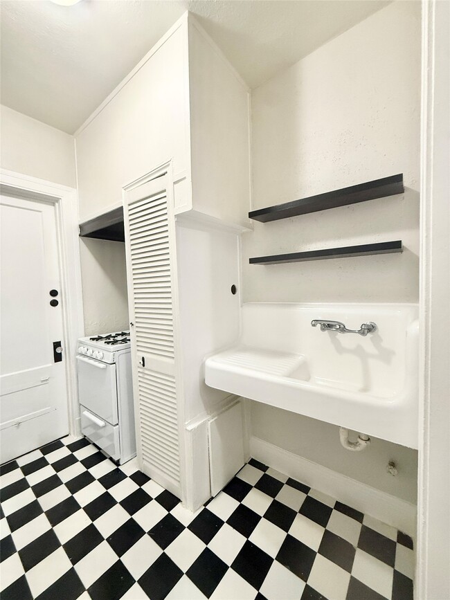 Building Photo - 3920 Fannin St