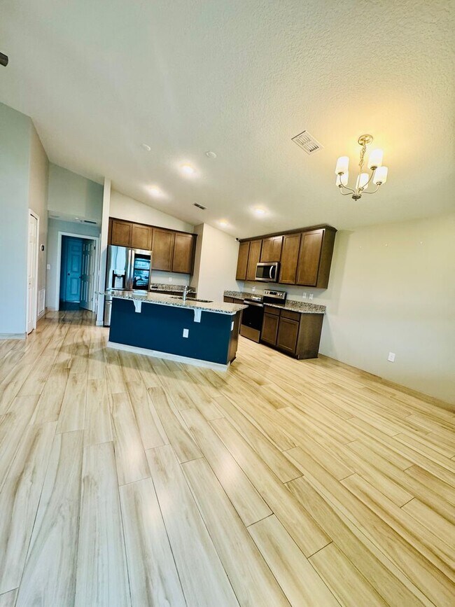 Building Photo - Beautiful 4-Bed, 2-Bath Home in a Prime Location!