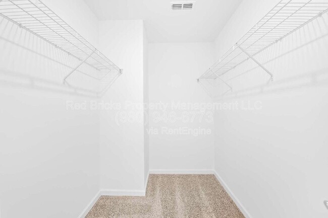 Building Photo - 2133 Riverbend Ave