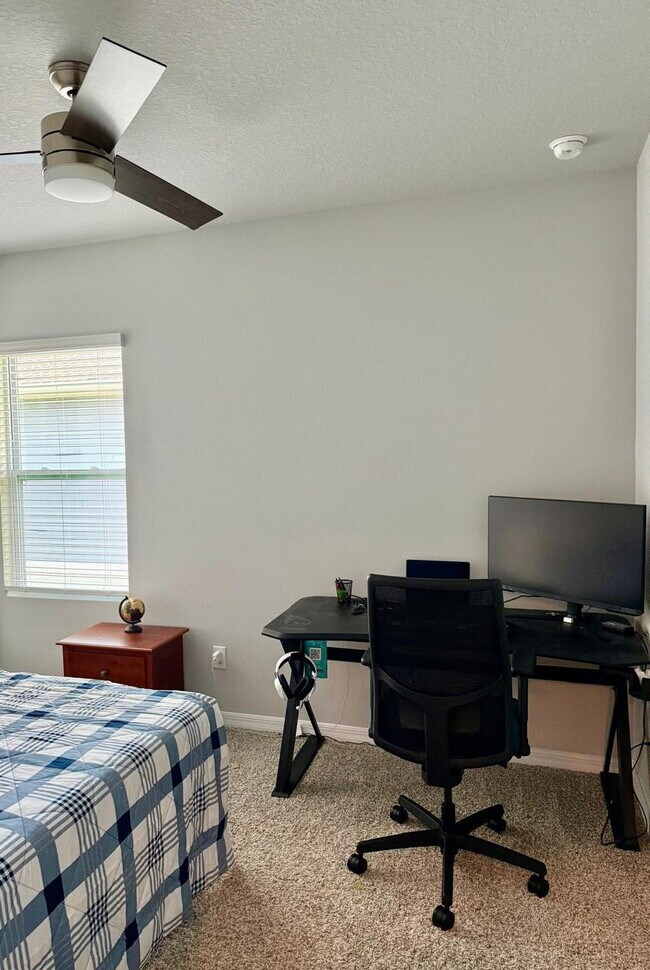 Building Photo - Spacious 4-Bedroom Corner Townhome with Loft & Lake Views in Ocoee