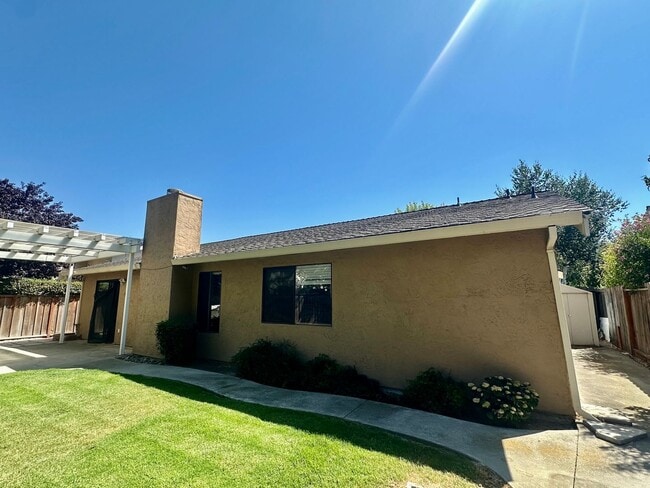 Building Photo - One story gorgeous home in the highly desi...