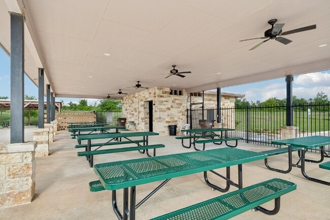 Building Photo - Price Improvement! This 4 bed, 2.5 bath ho...
