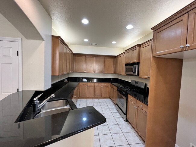 Building Photo - Beautiful 4 Bedroom Home in the Villas Gat...